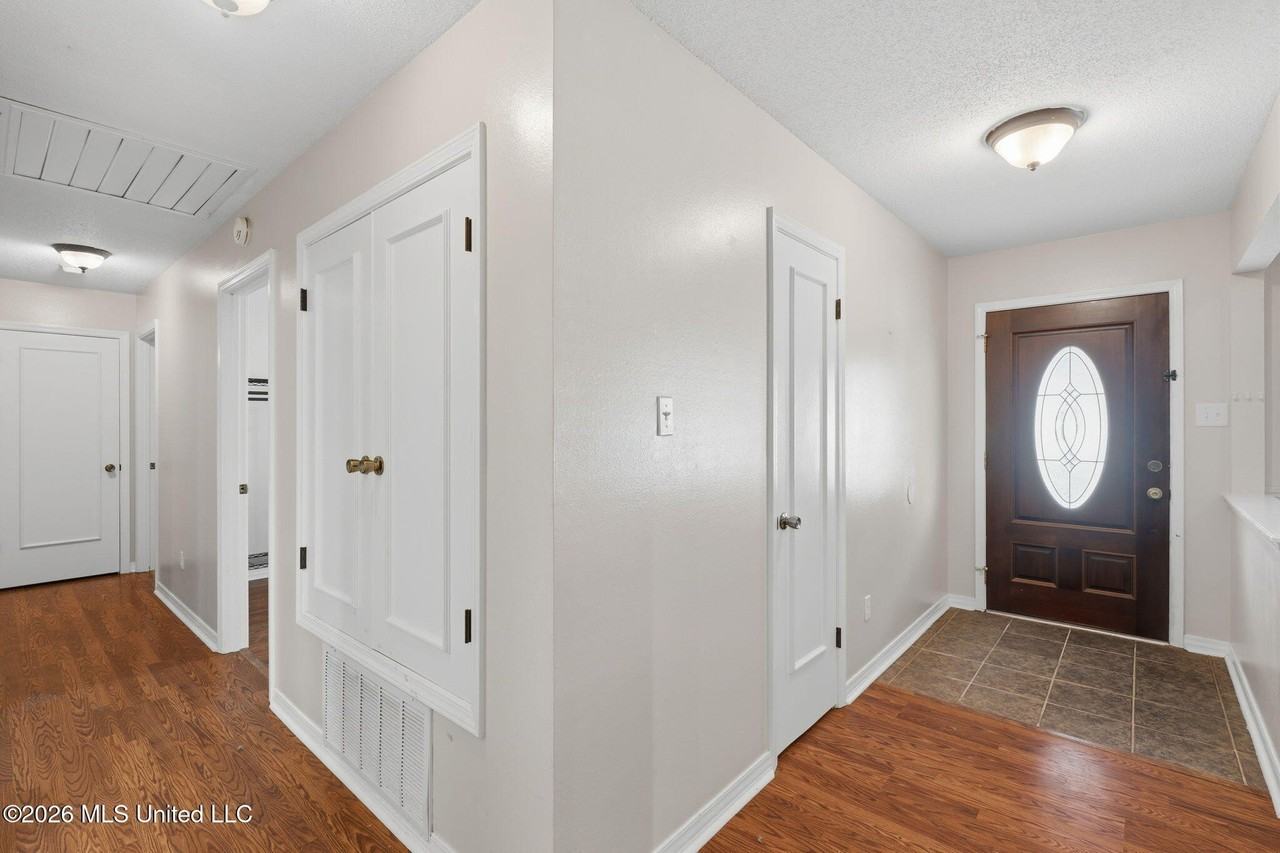122 Booth Cir - Photo 4 of 32