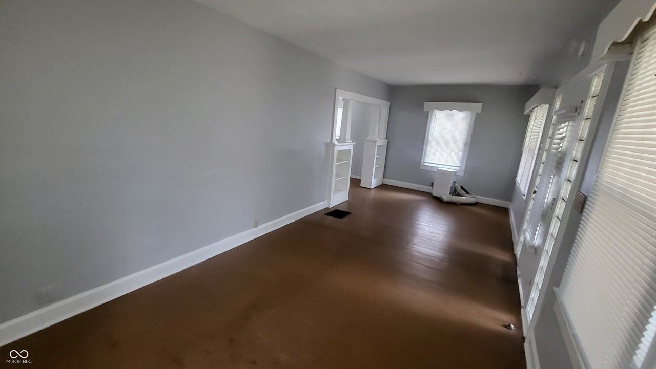1527 N Chester Ave - Photo 2 of 18