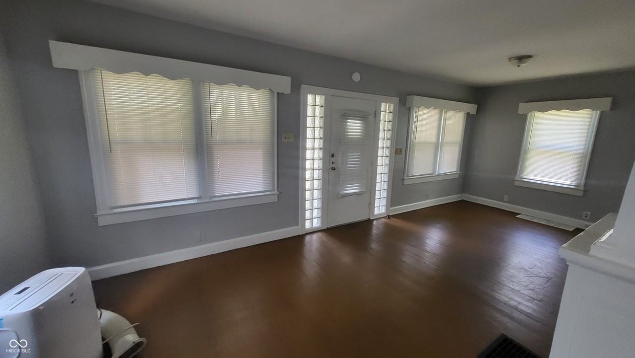 1527 N Chester Ave - Photo 3 of 18
