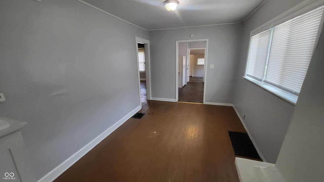 1527 N Chester Ave - Photo 4 of 18