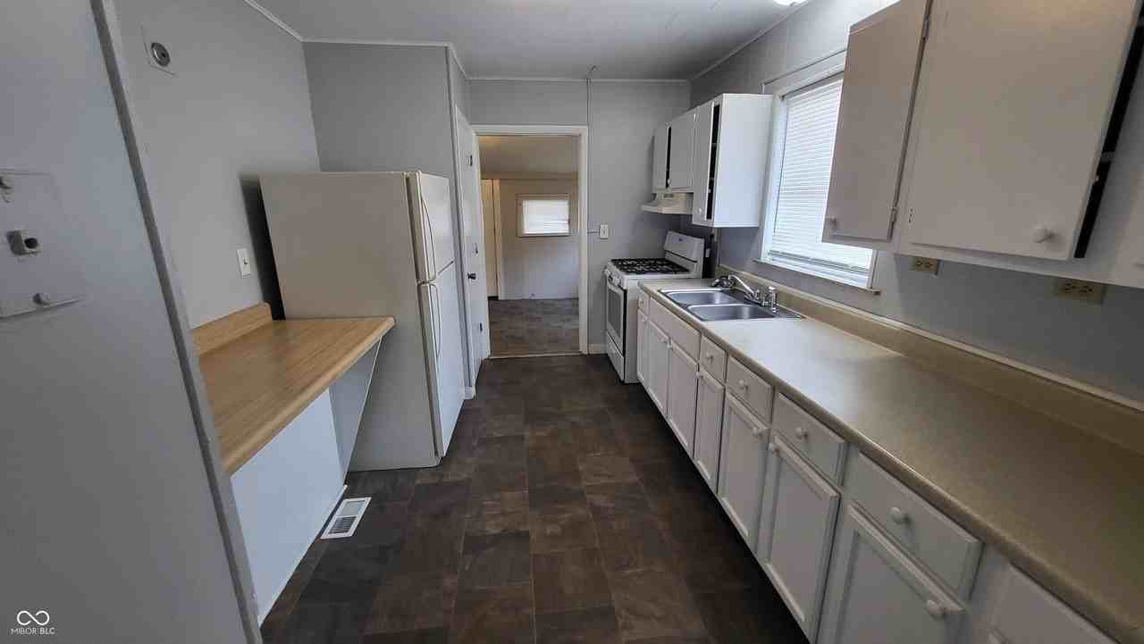 1527 N Chester Ave - Photo 6 of 18