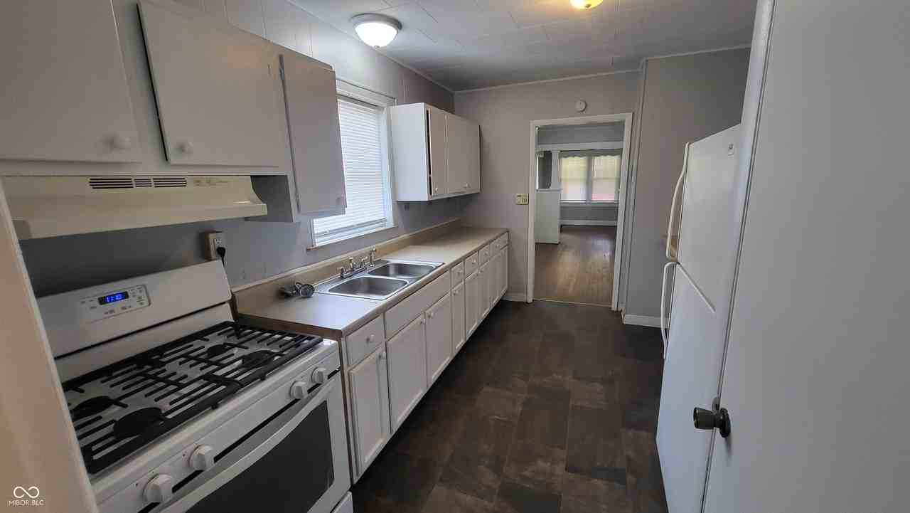 1527 N Chester Ave - Photo 7 of 18