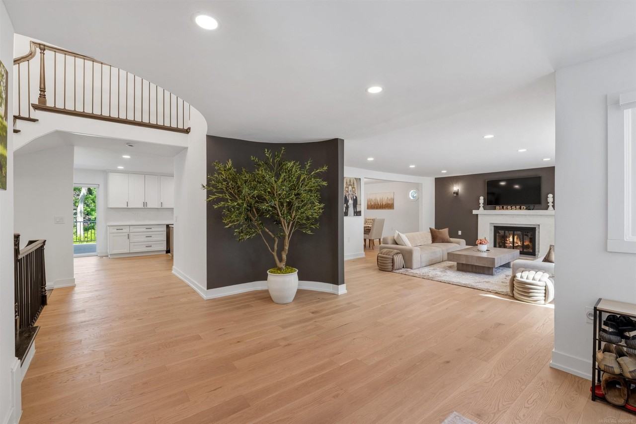 300 Camelot Way - Photo 7 of 50