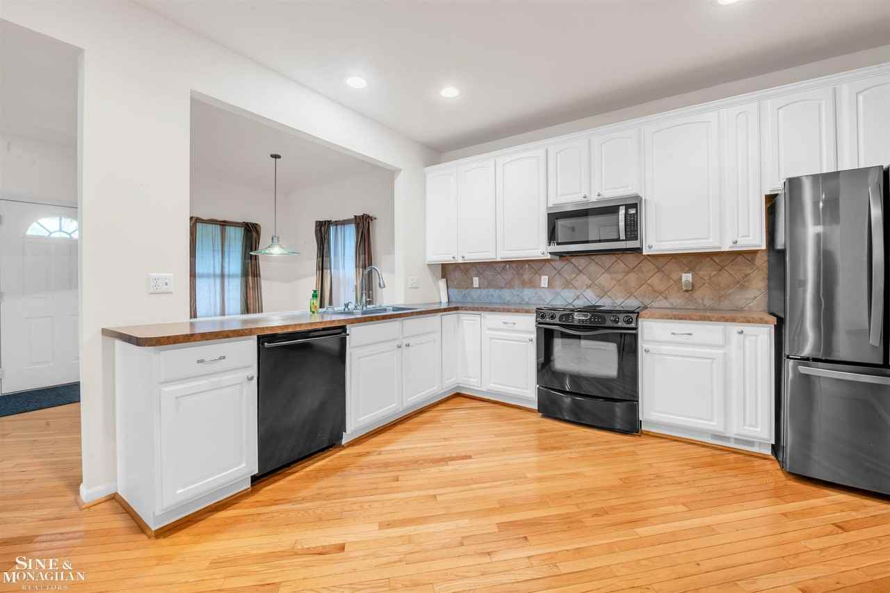 1400 Beaconsfield Ave - Photo 6 of 42