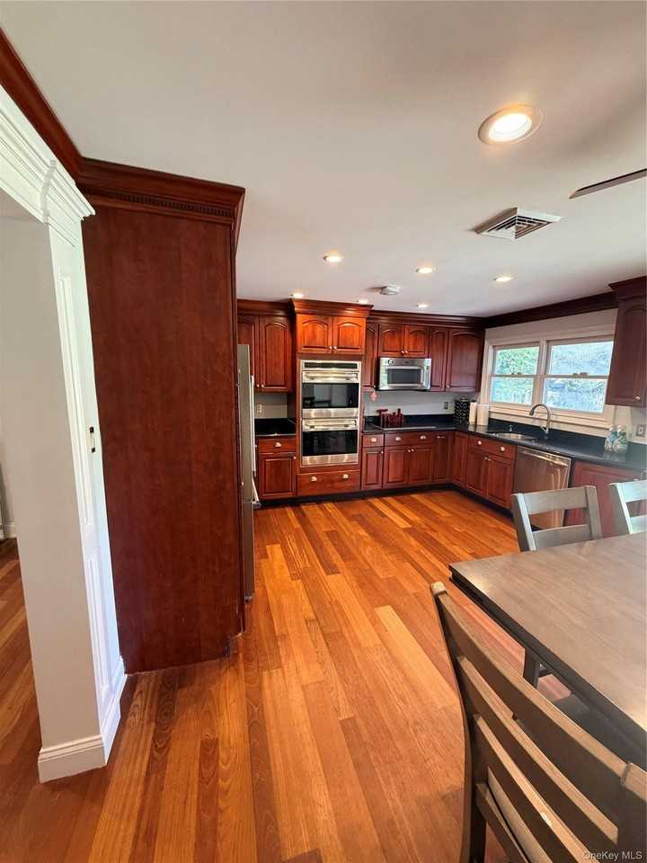 364 Lockwood Dr - Photo 4 of 11