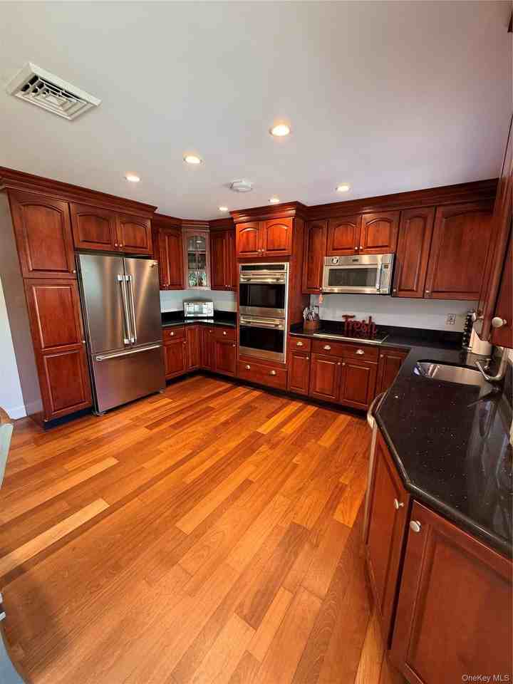 364 Lockwood Dr - Photo 5 of 11