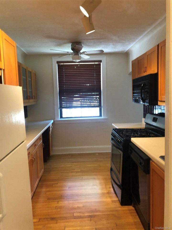 1 Greenridge Ave #D2 - Photo 4 of 14