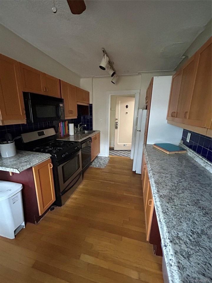 1 Greenridge Ave #D2 - Photo 5 of 14