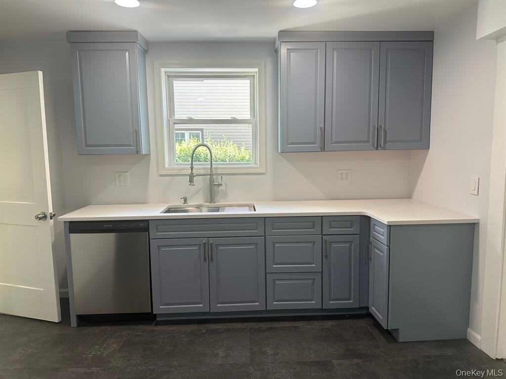 81 Carroll St - Photo 2 of 12