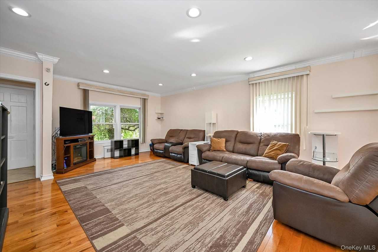 7654 169th St - Photo 3 of 22