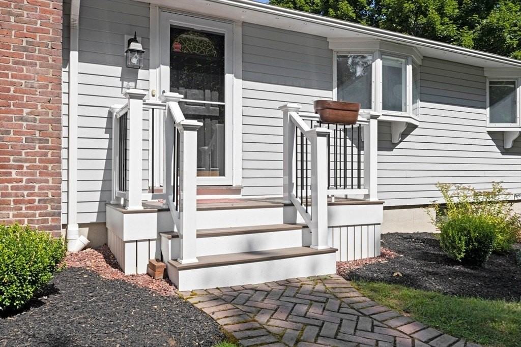 1093 Main St - Photo 2 of 28