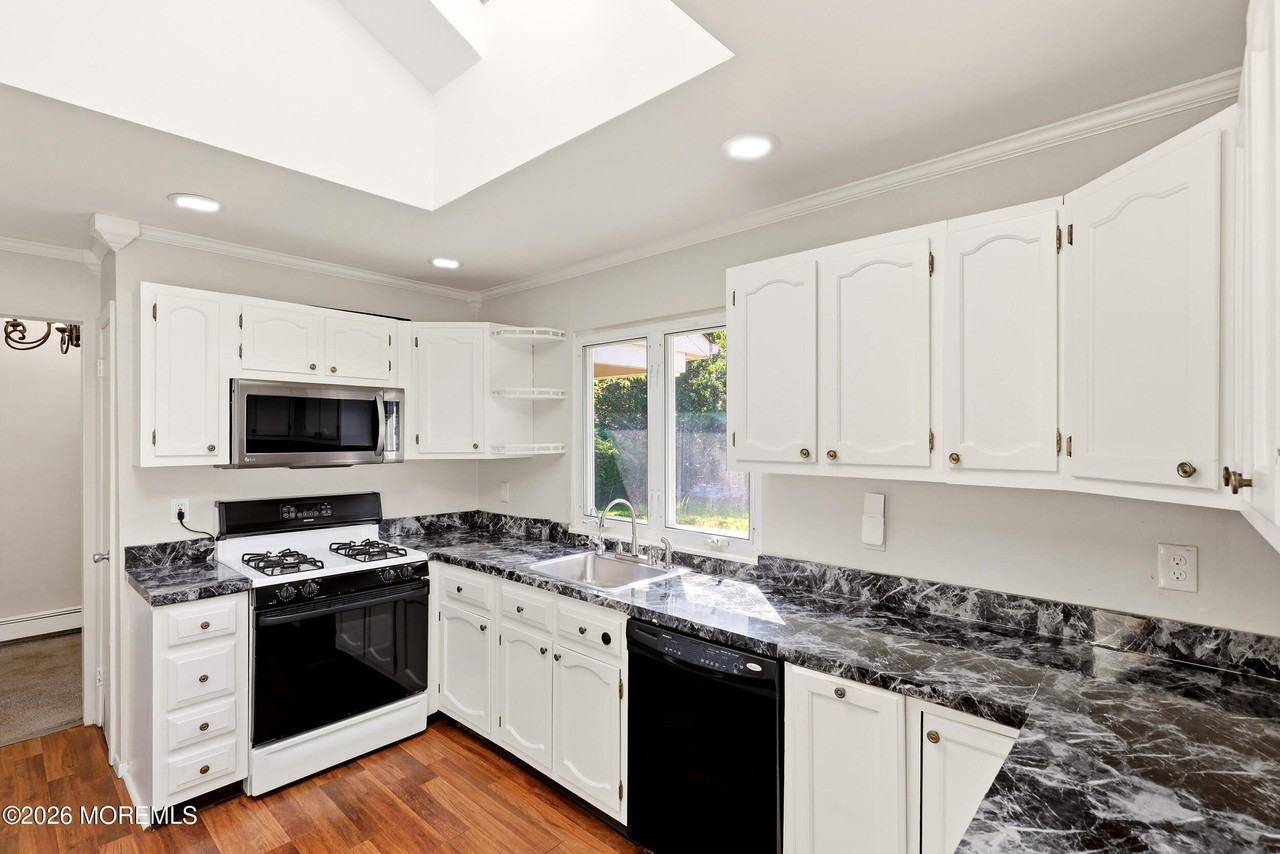 2349 Holly Hill Rd - Photo 4 of 14