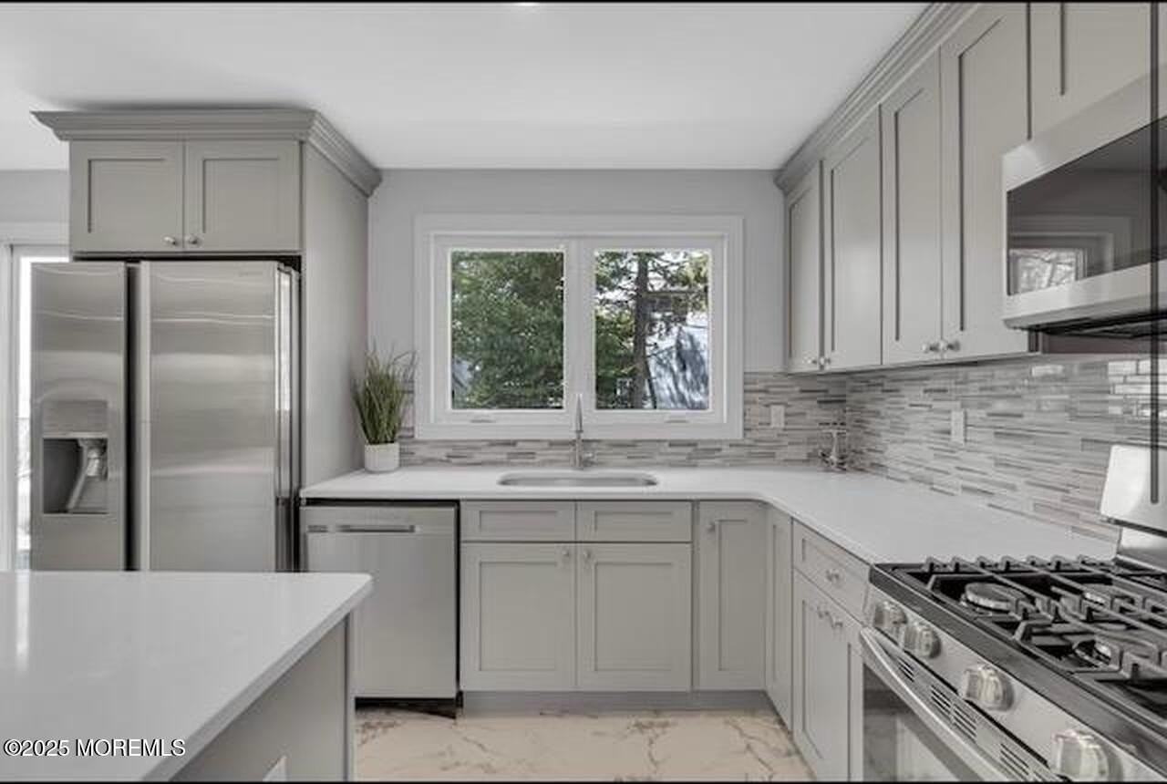 1143 Roe Ave - Photo 2 of 22