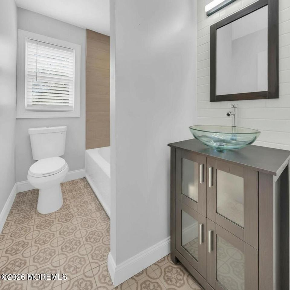 1145 Roe Ave - Photo 5 of 10