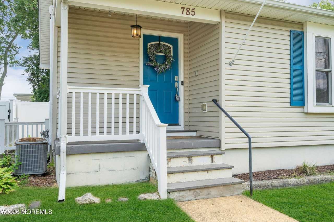 785 Garfield Ave - Photo 3 of 22