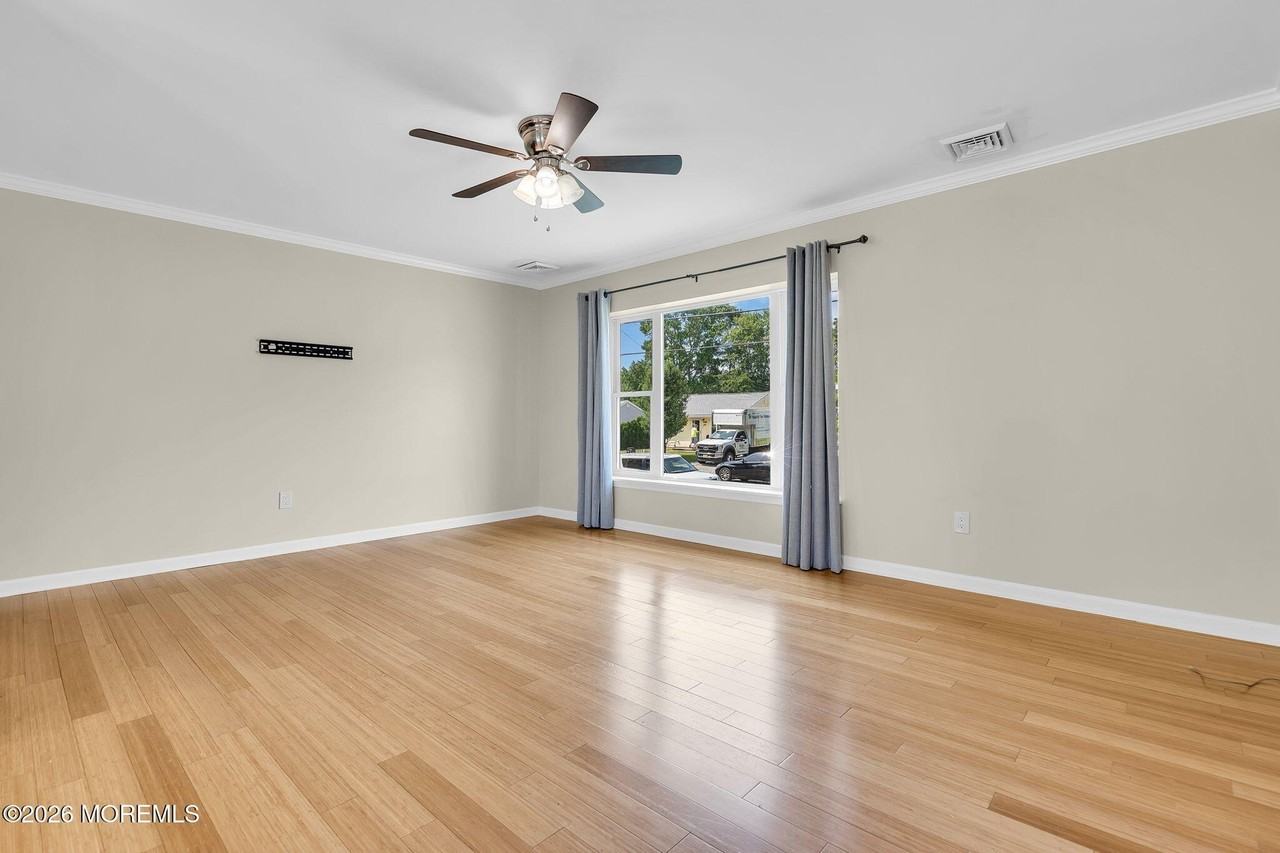 785 Garfield Ave - Photo 5 of 22