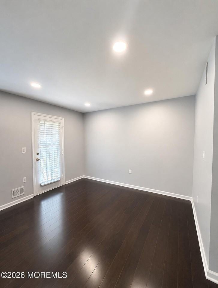 704 Wellington Pl - Photo 2 of 12