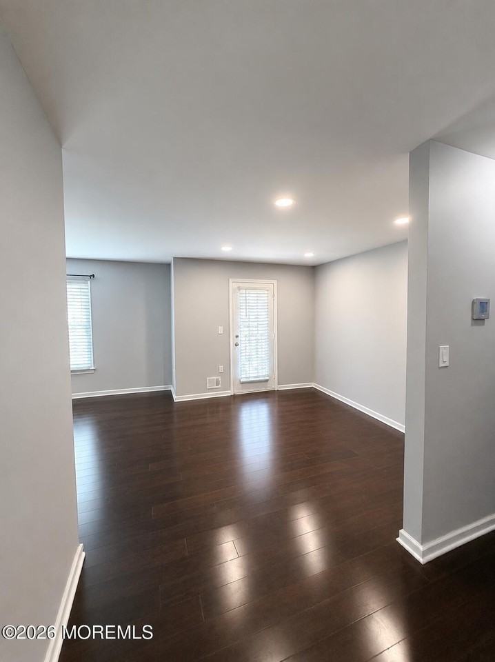 704 Wellington Pl - Photo 3 of 12