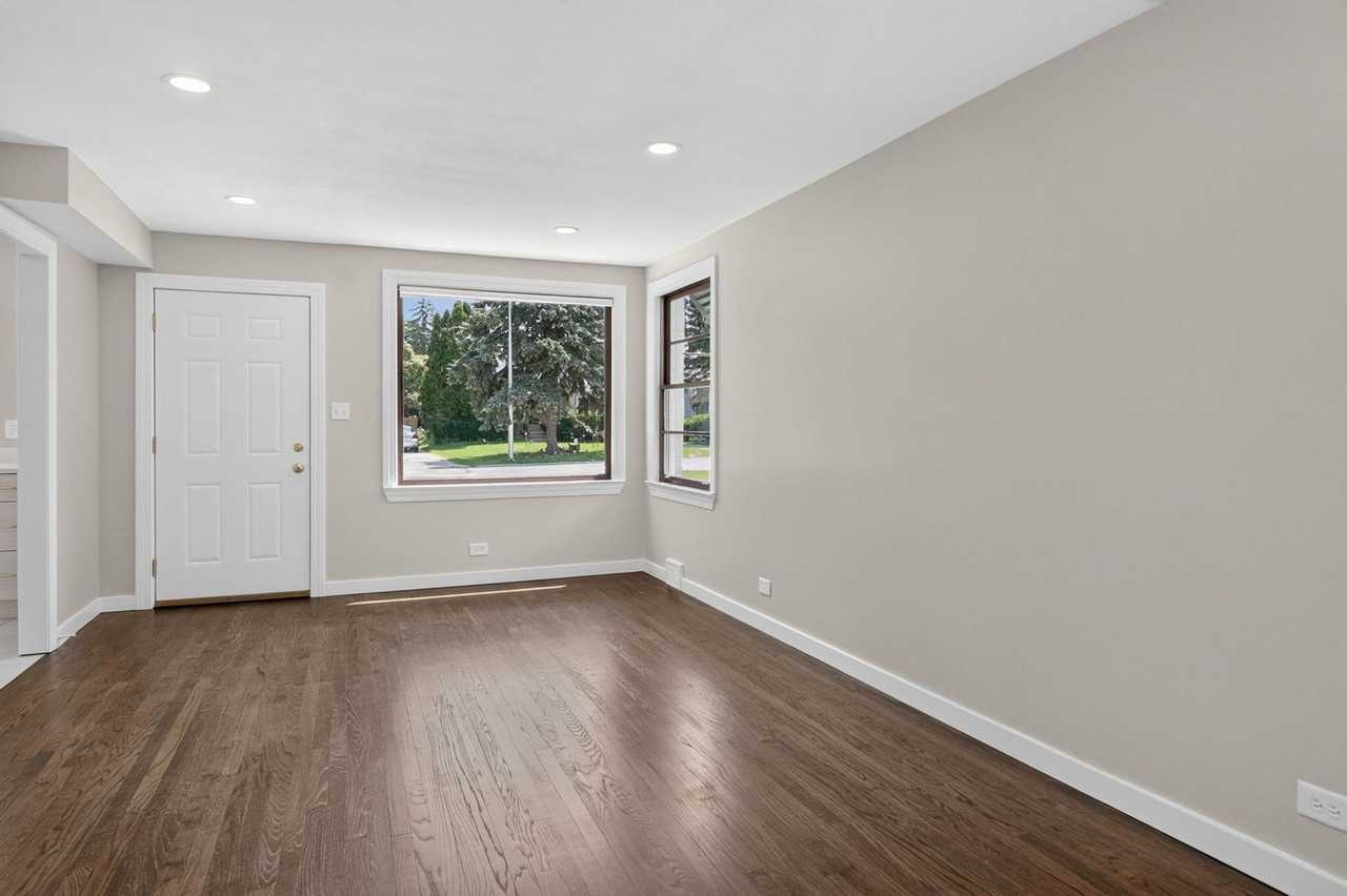 112 S Iowa Ave - Photo 3 of 19