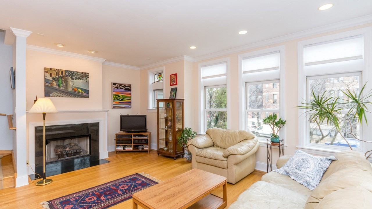 4113 N Southport Ave - Photo 2 of 47