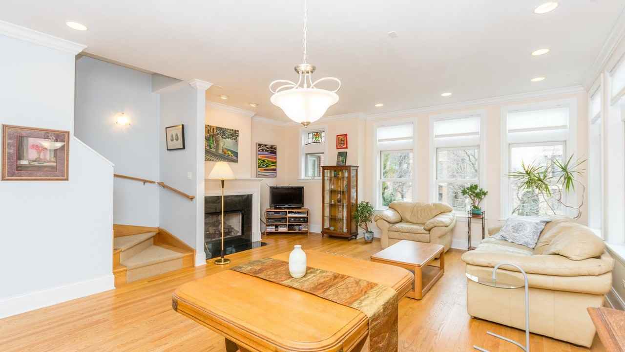 4113 N Southport Ave - Photo 3 of 47