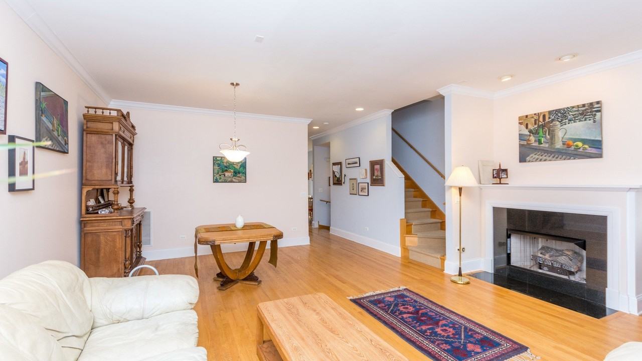 4113 N Southport Ave - Photo 5 of 47