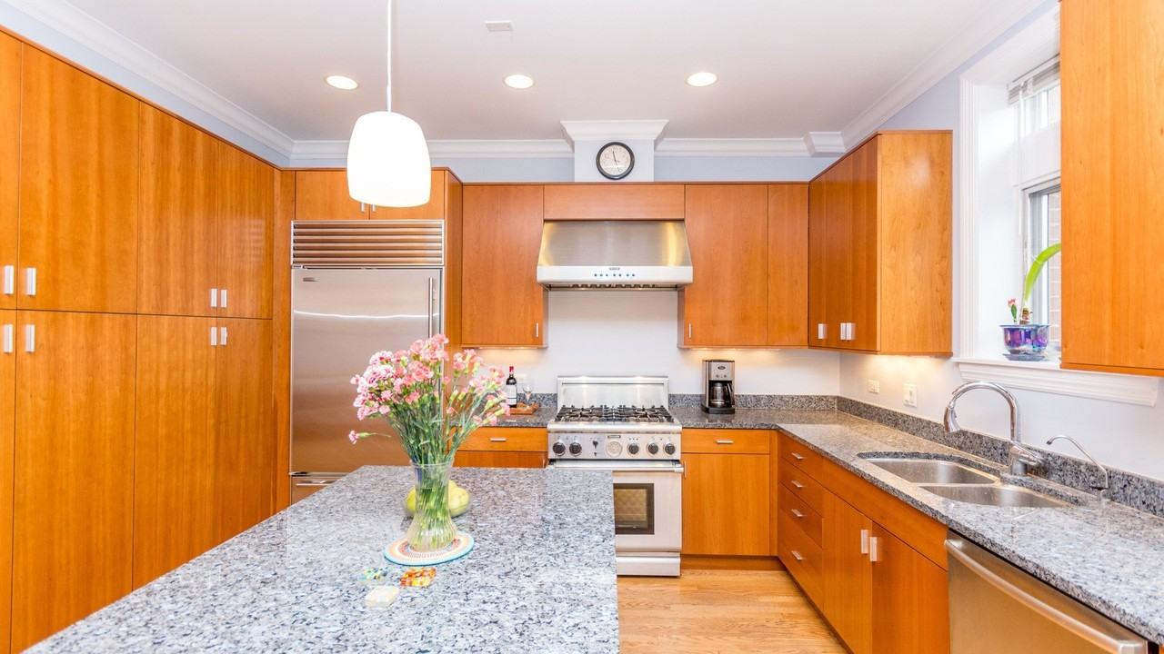 4113 N Southport Ave - Photo 7 of 47