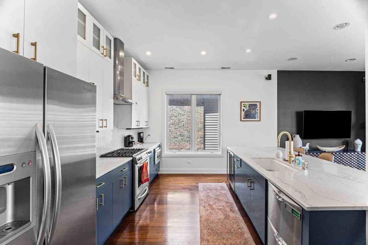 831 N Paulina St #2E - Photo 7 of 29