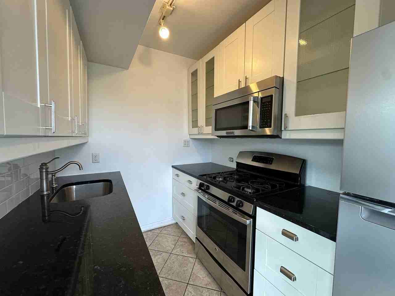 607 N Noble St #4 - Photo 6 of 17