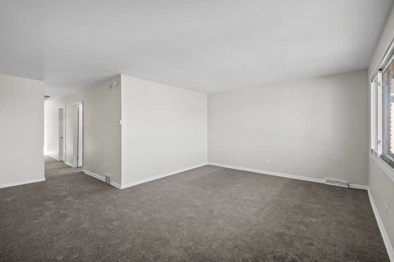 10214 S La Salle St - Photo 3 of 16
