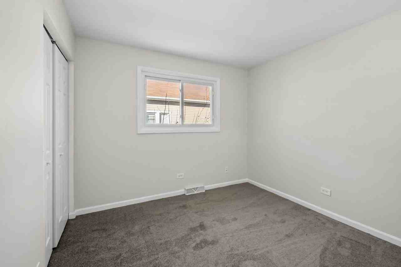 10214 S La Salle St - Photo 4 of 16