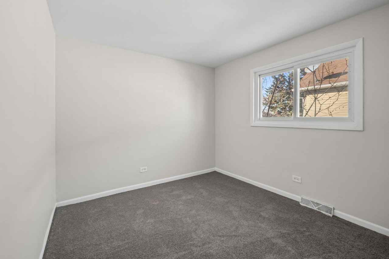 10214 S La Salle St - Photo 5 of 16