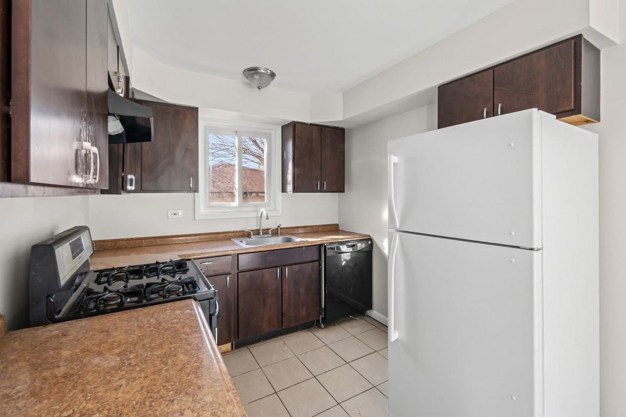 10214 S La Salle St - Photo 6 of 16