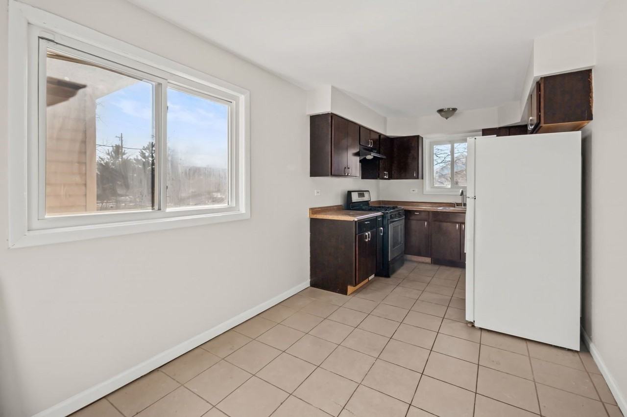 10214 S La Salle St - Photo 7 of 16
