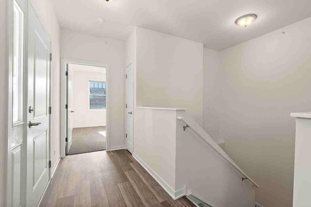 88 Olympus Dr - Photo 4 of 47