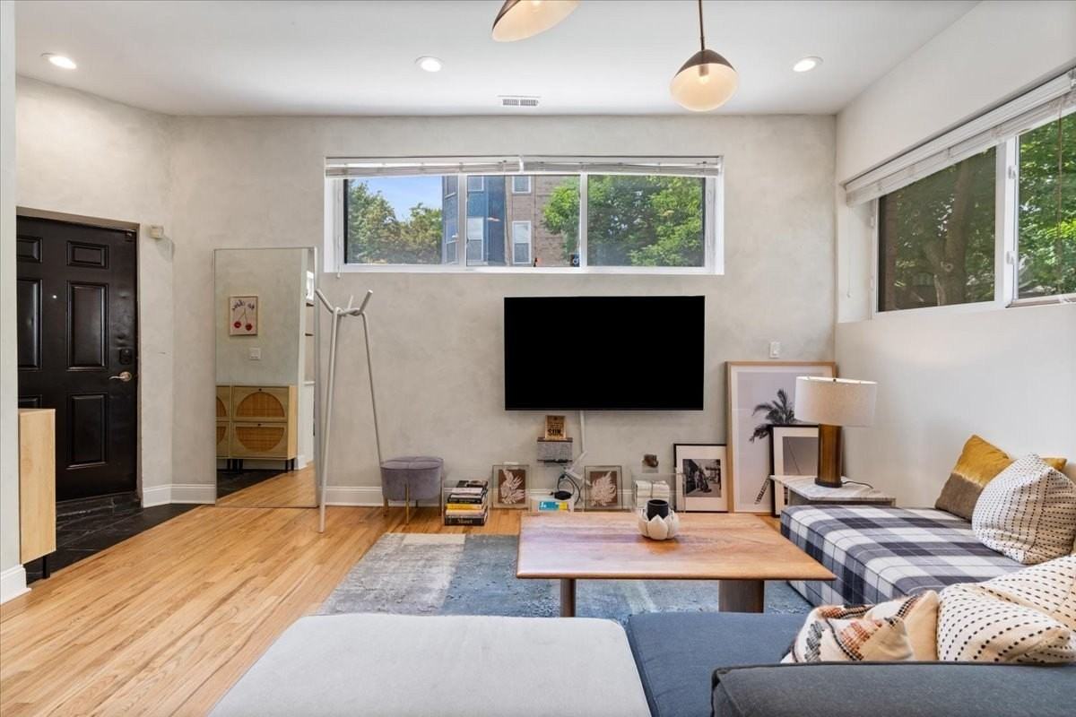 1861 N Hoyne Ave #1F - Photo 5 of 18