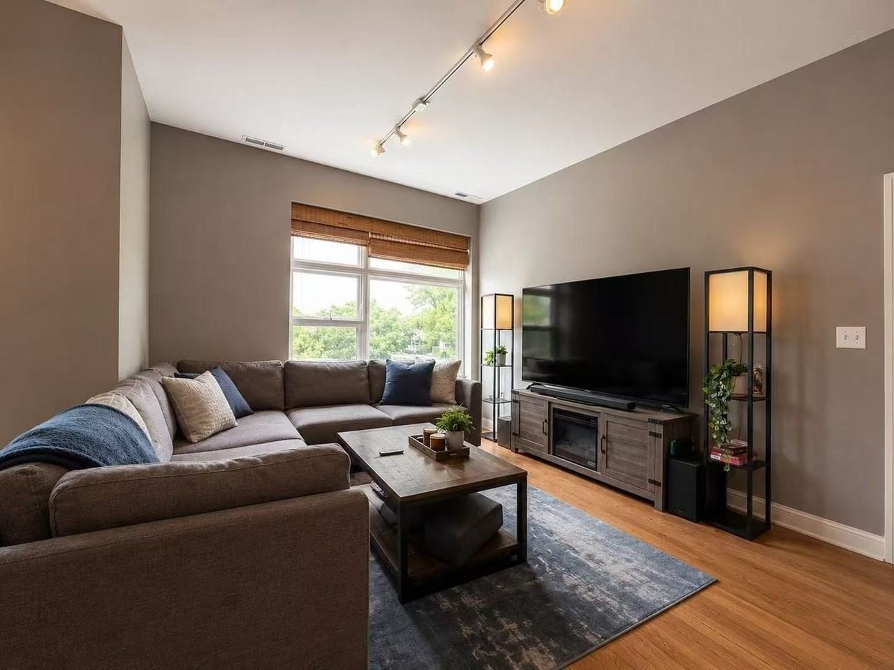 3741 N Wolcott Ave #12 - Photo 2 of 14