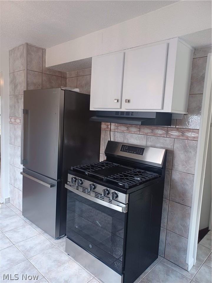 551 Moherman Ave - Photo 4 of 41
