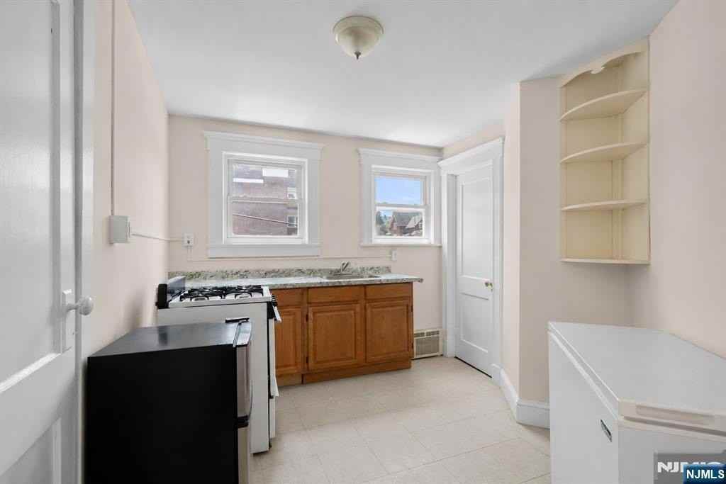 12 Sylvan St - Photo 4 of 7