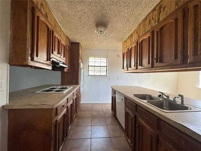 1027 Arcadia Dr - Photo 5 of 10