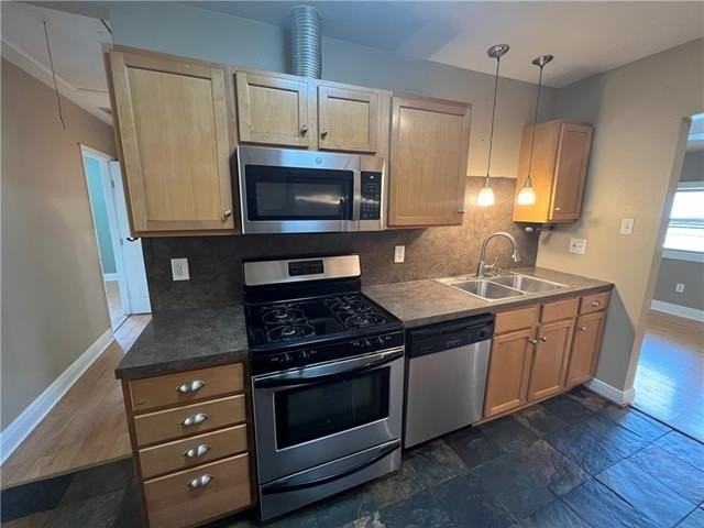 1008 Community St - Photo 6 of 15