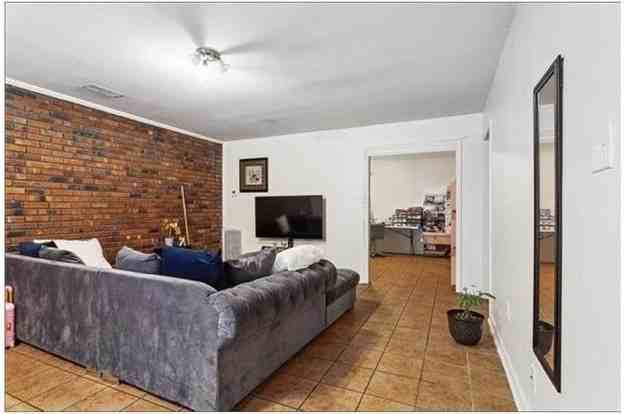 1422 Carrollton Ave - Photo 3 of 7