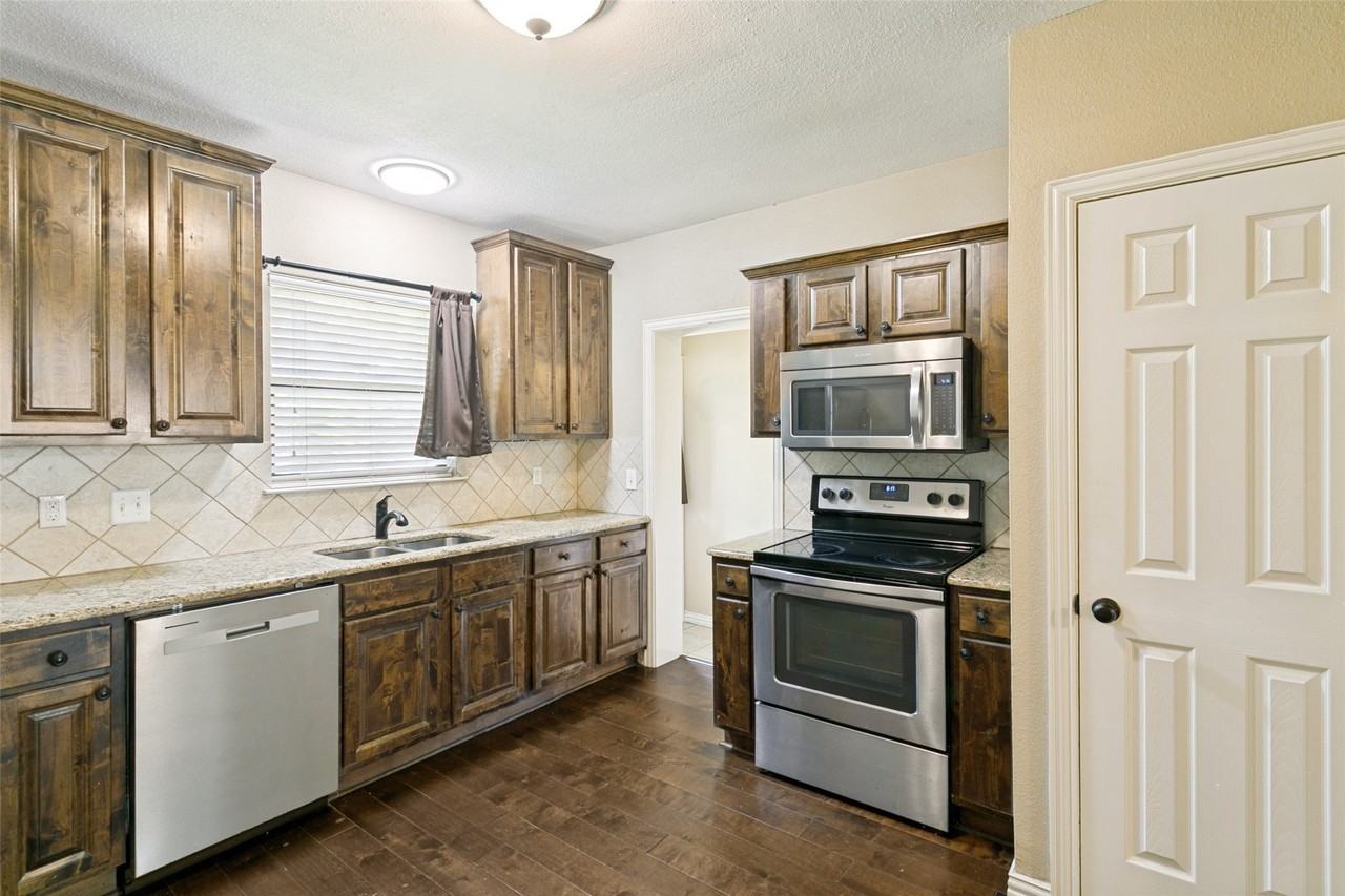 3904 Carolyn Rd - Photo 4 of 12