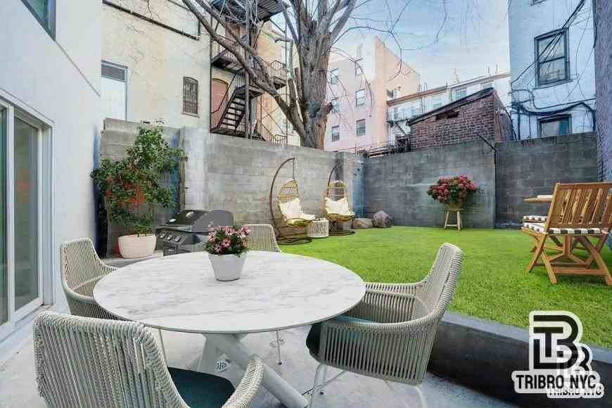410 Lorimer St - Photo 2 of 9