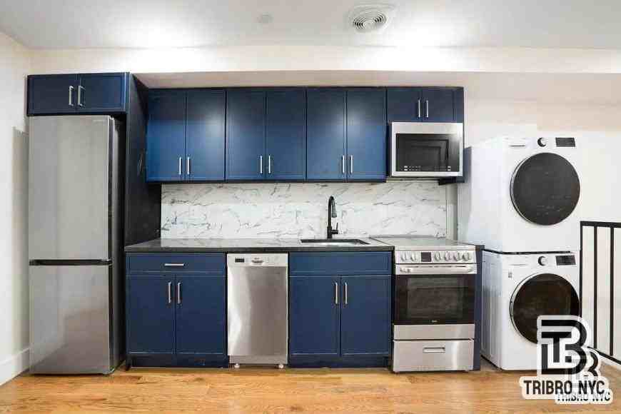 410 Lorimer St - Photo 4 of 9