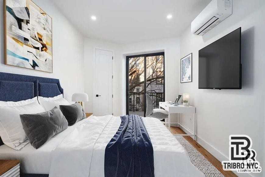 410 Lorimer St - Photo 5 of 9