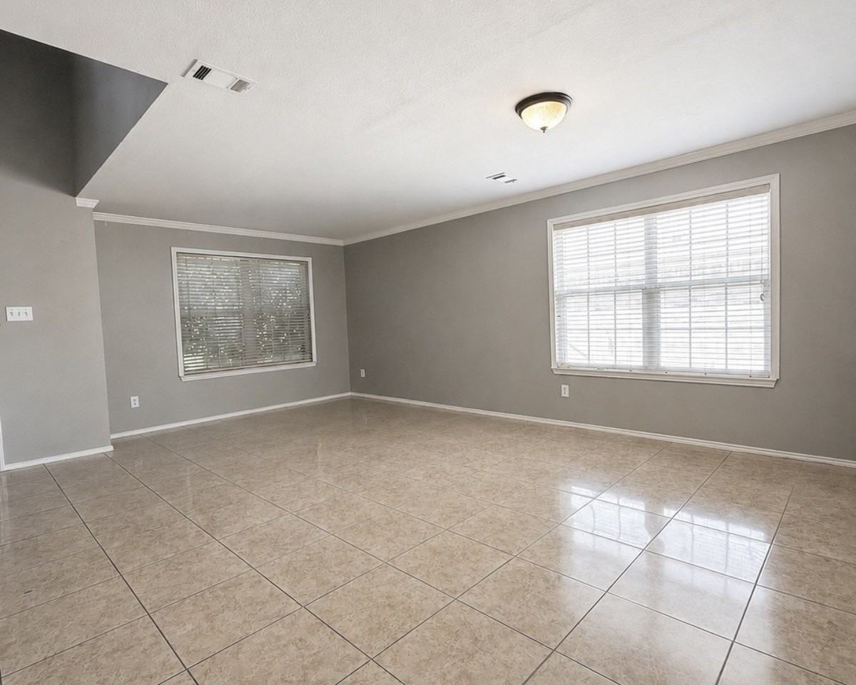 812 Sussex Dr - Photo 3 of 23
