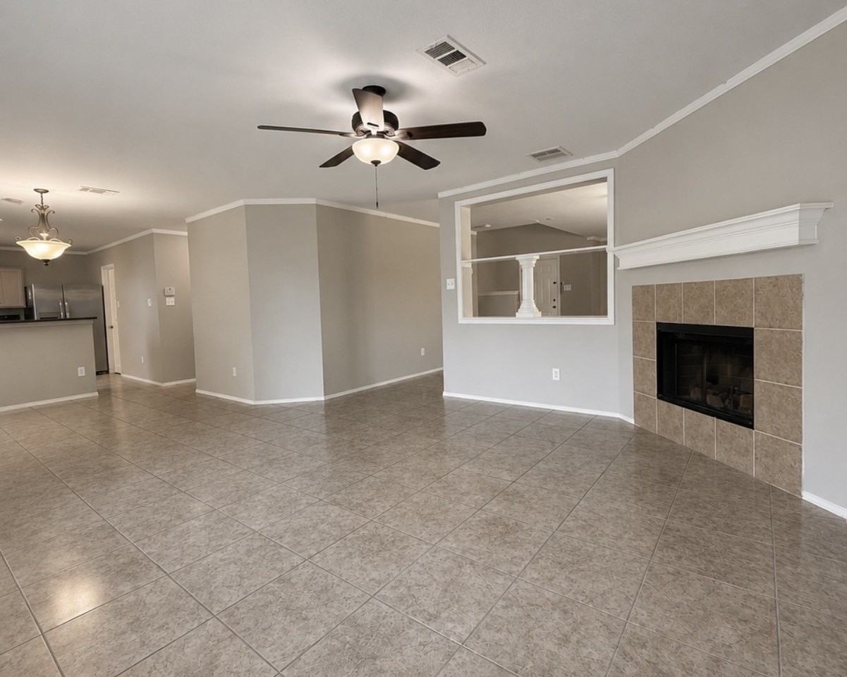 812 Sussex Dr - Photo 4 of 23