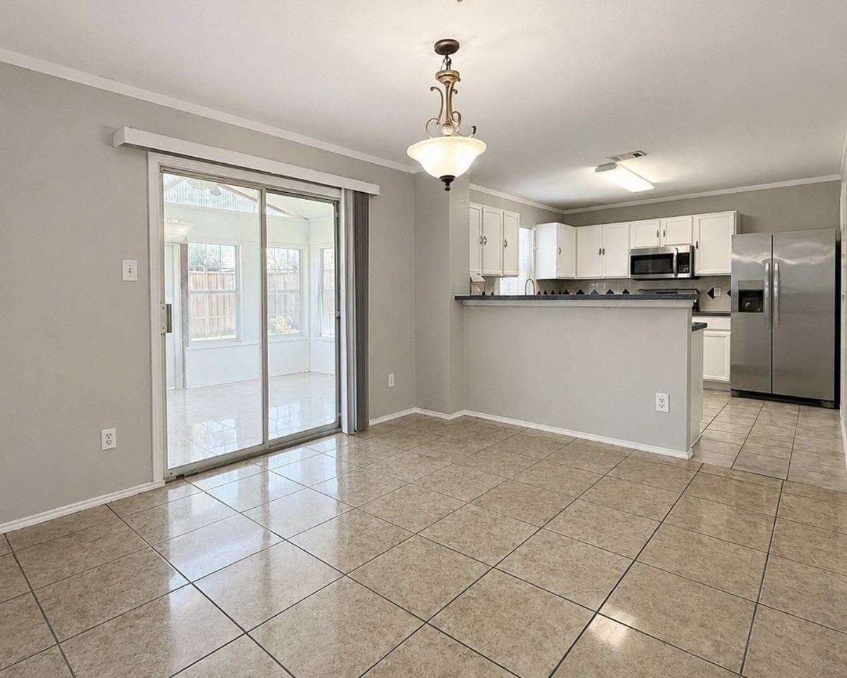 812 Sussex Dr - Photo 6 of 23