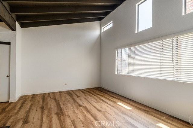 313 Diamond Ave - Photo 3 of 8